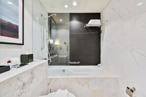 Holistay Kempinski Central Avenue Deluxe Studio with Burj Khalifa View | Badrum | Tofflor