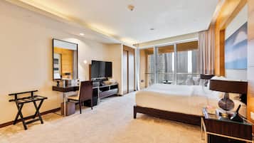 Deluxe studio Down Town with direct access Dubai Mall | Escritorio, espacio para trabajar con laptop y cortinas blackout