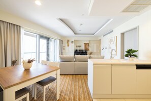 superior 1 bd @downtown , direct access to dubai mall | Desk, laptop workspace, blackout curtains, iron/ironing board - Holistay Luxury Homes, Down Town Direct Access Dubai Mall (Dubai)