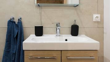 Een douche, een haardroger, handdoeken, zeep