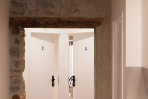 Dusch, hårtork, handdukar och tvål