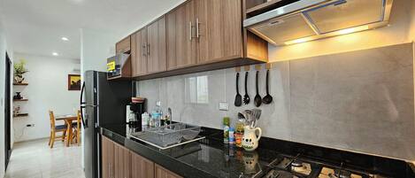 Réfrigérateur, micro-ondes, cafetière/bouilloire, blender