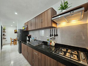 Køleskab, mikrobølgeovn, kaffe-/temaskine, blender