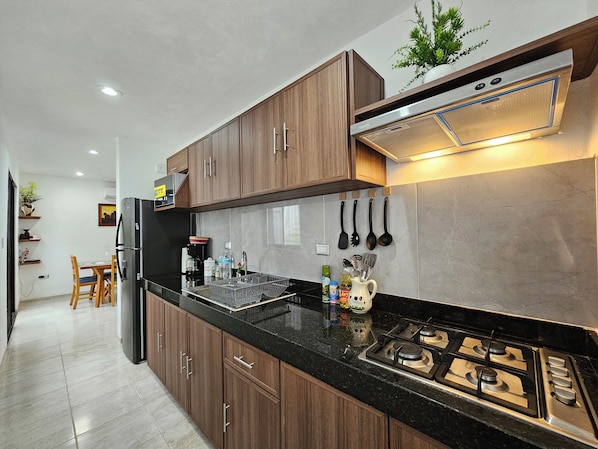 Køleskab, mikrobølgeovn, kaffe-/temaskine, blender