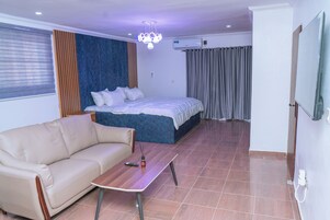 Executive Apartment, 1 Bedroom, Non Smoking, Balcony | Down comforters, Tempur-Pedic beds, desk, laptop workspace