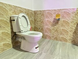 Executive Apartment, 1 Bedroom, Non Smoking, Balcony | Bathroom | Free toiletries, towels, soap, shampoo