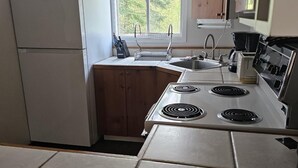 Private kitchen - Charming 2-bedroom cottage in Bancroft with AC, WiFi. Enjoy your stay (Bancroft)