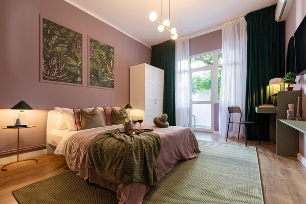 1 bedroom, blackout curtains, iron/ironing board, free WiFi - Delightful University Square 1BR, Balcony Church Views (Bucharest)