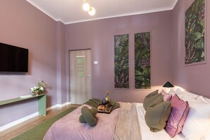 1 bedroom, blackout curtains, iron/ironing board, free WiFi - Delightful University Square 1BR, Balcony Church Views (Bucharest)