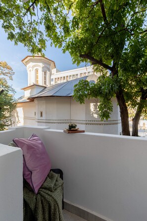 Exterior - Delightful University Square 1BR, Balcony Church Views (Bucharest)
