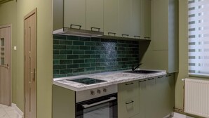 Leilighet – comfort, 1 queensize-seng, ikke-røyk, balkong | Eget kjøkken | Espressomaskin, kaffetrakter/tekoker, vannkoker og brødrister