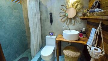 Comfort Chalet, Garden View | Bathroom | Towels, soap, shampoo, toilet paper