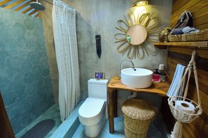 Comfort Chalet, Garden View | Bathroom | Towels, soap, shampoo, toilet paper - Mini Up House (Cahuita)