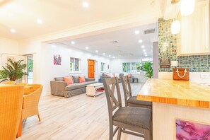 Interior - 4-bedroom House with private Pool - walking distance to Baha Mar and Beach (Nassau)