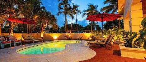Una piscina al aire libre