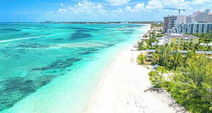 4-bedroom House with private Pool - walking distance to Baha Mar and Beach