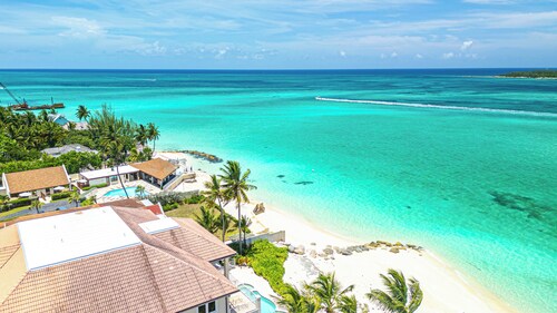 4-bedroom House with private Pool - walking distance to Baha Mar and Beach