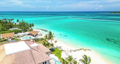 4-bedroom House with private Pool - walking distance to Baha Mar and Beach