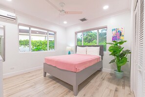 4 soverom, skrivebord, strykejern/-brett og reiseseng for barn