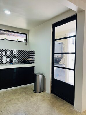 Fridge, microwave, stovetop, coffee/tea maker - Casa del Muelle l~Chic & Modern (Mazatlán)