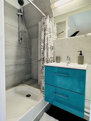 Shower, towels, soap, shampoo