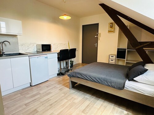 Quiet Studio 11 with Wifi and Parking Troyes
