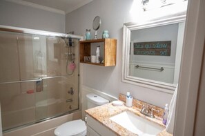 Hiustenkuivaaja, pyyhkeet, saippua, vessapaperi