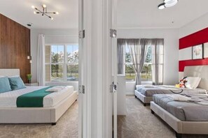 5 bedrooms, iron/ironing board, travel cot, WiFi - Enchanted Dreams Getaway – 5-BD Near Disney! (Four Corners)