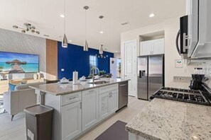 Fridge, microwave, oven, stovetop - Enchanted Dreams Getaway – 5-BD Near Disney! (Four Corners)