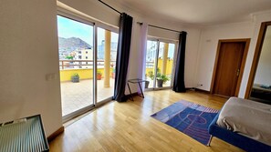 4 bedrooms, desk, iron/ironing board, free WiFi