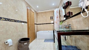 Asciugacapelli, bidet, asciugamani, sapone