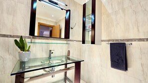 A bathroom with a glass sink, a potted plant, a towel rack, and a mirror. - Spacious Penthouse w/ Barbecue, wifi, 2 terraces & Views (Praia)