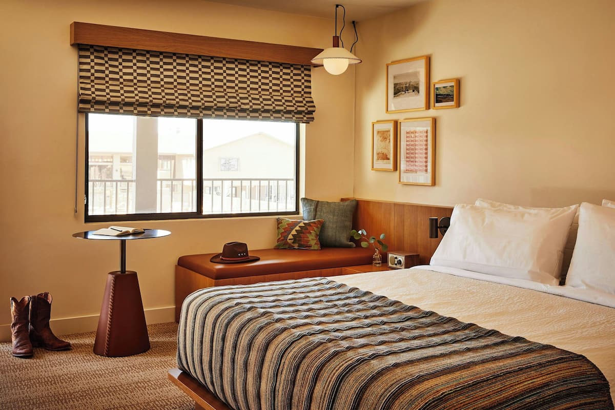 Standard Room, 1 Katil Raja (King) | Peralatan tempat tidur premium, tilam berlapik, bar mini