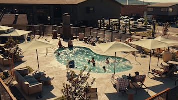 Piscina stagionale all'aperto, ombrelloni da piscina, lettini
