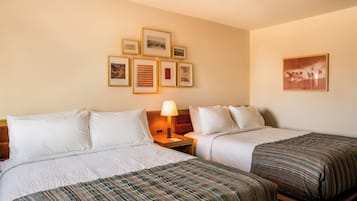 Camera Deluxe, 2 letti queen | Biancheria da letto di alta qualità, materassi a doppio strato, minibar