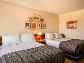 Ropa de cama de alta calidad, colchones con pillow-top y minibar 