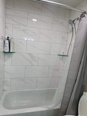 Haartrockner, Handtücher, Seife, Shampoo