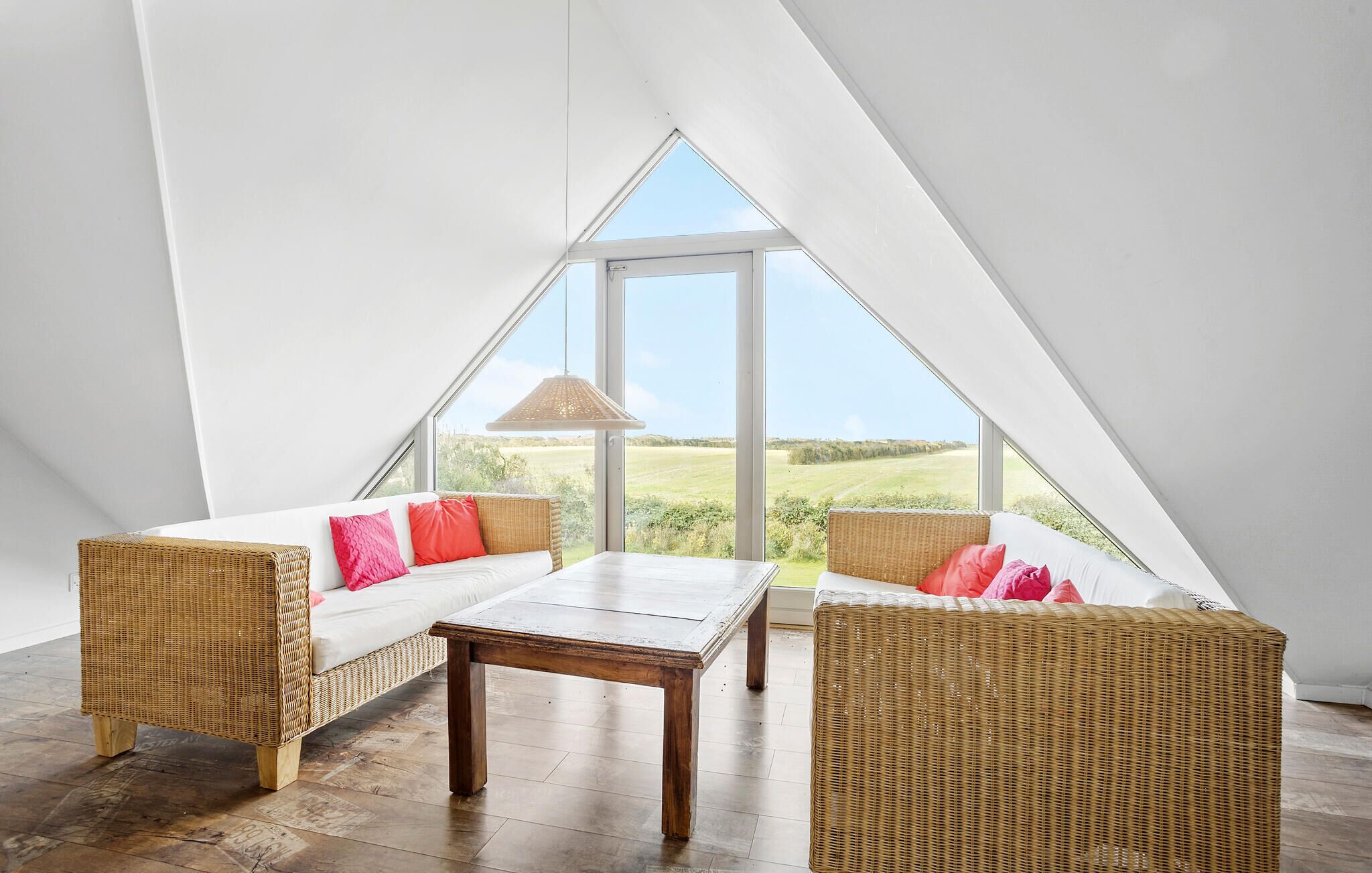 Televisie, een open haard en tafelvoetbal