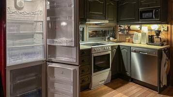 Fridge, oven, stovetop, dishwasher