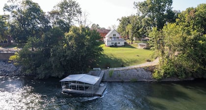 "Riverside Chalet" Walk-in Norfork River Access in Norfork, AR