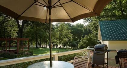 "The Wilson Cabin" Cozy Accommodation on the River