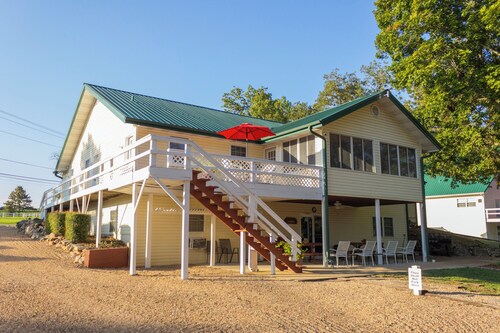 "The Lodge" GREAT FOR GROUPS & Walk-in Norfork River Access in Norfork, AR