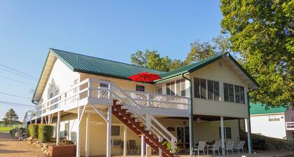 "The Lodge" GREAT FOR GROUPS & Walk-in Norfork River Access in Norfork, AR