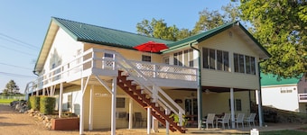 "The Lodge" GREAT FOR GROUPS & Walk-in Norfork River Access in Norfork, AR