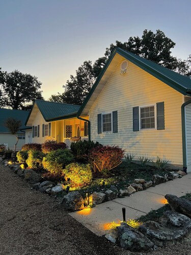 "The Lodge" GREAT FOR GROUPS & Walk-in River Access