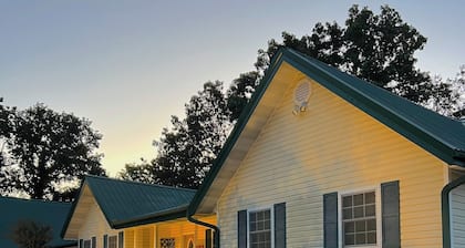 "The Lodge" GREAT FOR GROUPS & Walk-in River Access