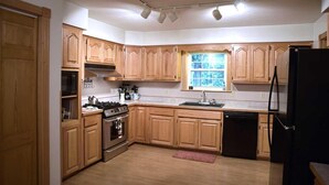 Coffee/tea maker, fridge, microwave, oven - "The Lodge" GREAT FOR GROUPS & Walk-in Norfork River Access in Norfork, AR (Norfork)