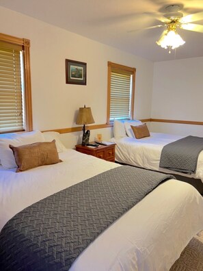 6 bedrooms, iron/ironing board, free WiFi, bed sheets - "The Lodge" GREAT FOR GROUPS & Walk-in Norfork River Access in Norfork, AR (Norfork)