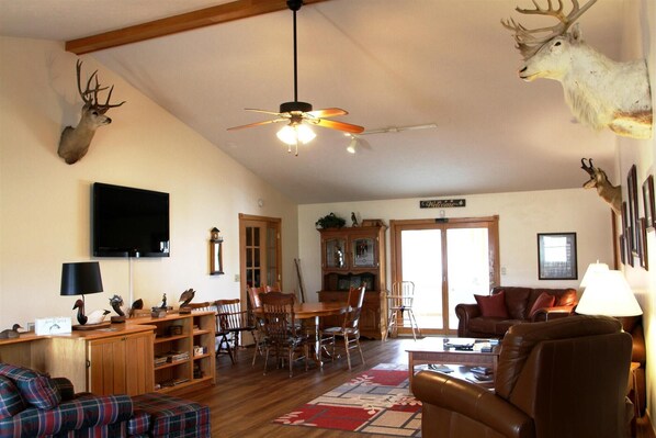 TV, fireplace - "The Lodge" GREAT FOR GROUPS & Walk-in Norfork River Access in Norfork, AR (Norfork)