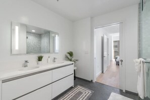 Hair dryer, towels, soap, shampoo - Luxury High Rise in DTLA (Downey)